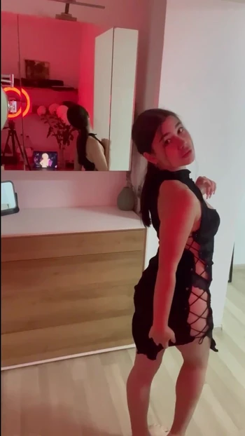 Горячая брюнетка соблазняет сиськами