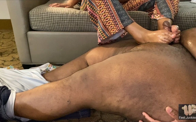 Yıldız evde misafir ayakla mastürbasyon yapıyor