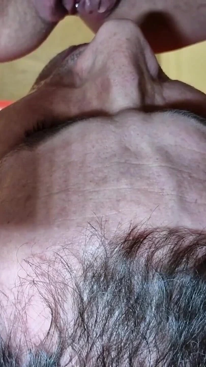 Ağıza işiyor ve amcık temizliği - tuvalet kölesi | Klip 1