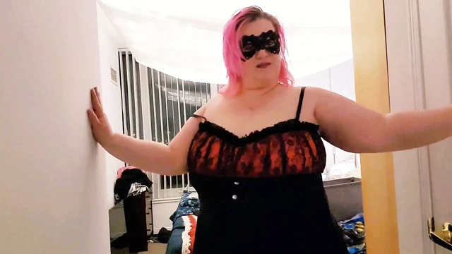 Baba için güzel iç çamaşırlı büyük memeli bebek