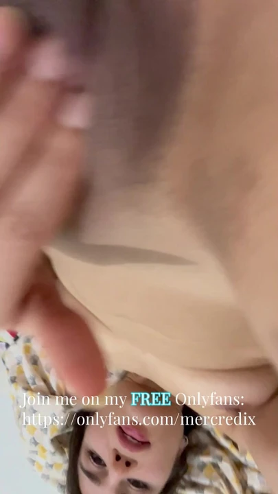 Крупным планом на моей милой маленькой киске трахают пальцами