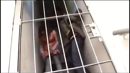 Siyah adam kırmızı iç çamaşırlı travestiyi sikiyor