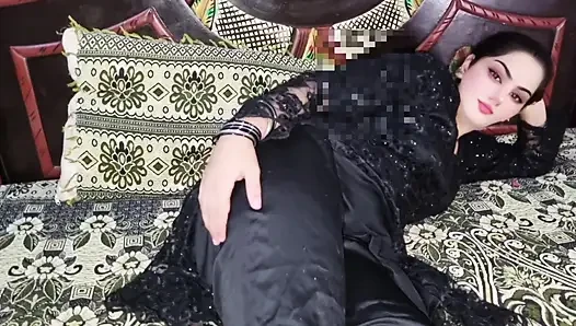 Melek kız sert yarağımı okşuyor ve ıslak amcığını gösteriyor ve sonra tam doğum günü takım elbisesiyle parçalanıyor