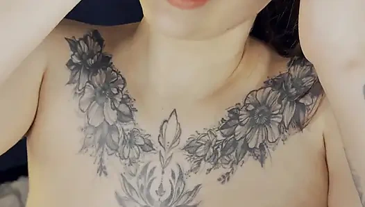 Dövmeli esmer Asyalı güzeli azdırıyor, kol altı ve göğüs dekoltesi