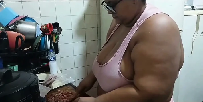 Üvey anne mutfakta, ağzına çok döl gelene kadar sikişiyor.