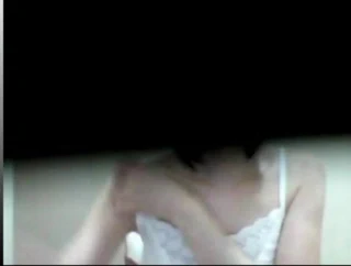 Güzel kız web kamerasını gösteriyor