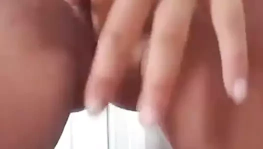 Büyük klitoris amatör gösterilen kedi içinde banyo