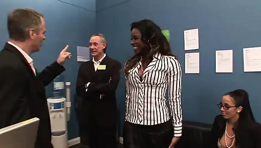 Amcık yalama büyük siyah amcığı parmaklıyor sikişiyor