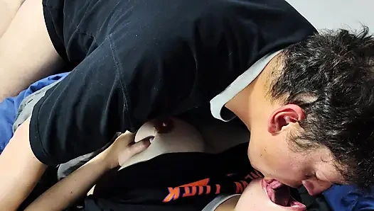 Karımın büyük göğüsleri, ben de vajinasını yalıyorum