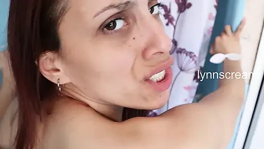 Karım evde yokken üvey kız kardeşimle banyoda bakış açısı seksi