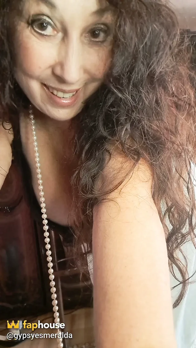 Çoraplarımı çıkar! Hadi birlikte mastürbasyon yapalım ve orgazm olalım!