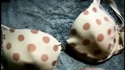 Puantiyeli sutyen üzerinde cum (ses yok)