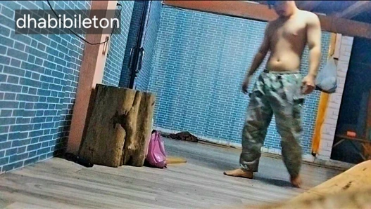 Genç adam işten sonra onunla oynuyor