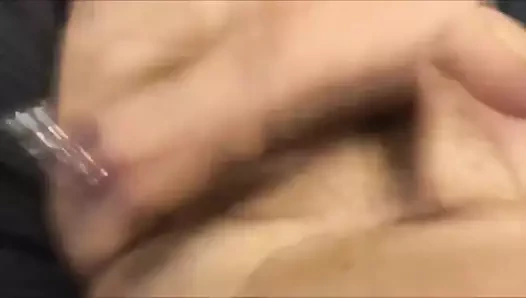 Sıcak anne onu büyük deldi testiler ve kedi ile oynuyor