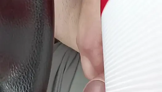 Il me masturbe et se montre pendant qu’on part en voyage