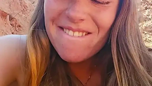 Kızıl saçlı götünü sikiyor ve amcığı her yere fışkırtıyor