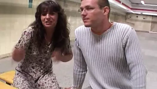 Dövmeli Alman bayan gets ona aç ağız dolu ile boşalmak