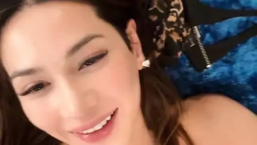 Trans bella dildoda sekiyor ve mastürbasyon yapıyor