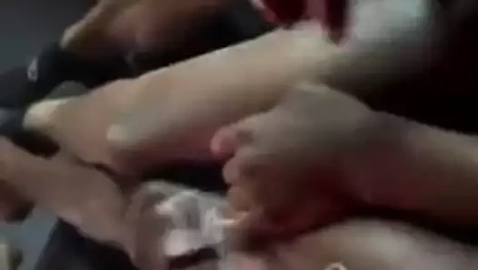 Bir tomurcuk ile fındık kırmak