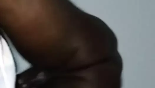 Karısını sikiyor. o sadece izledi