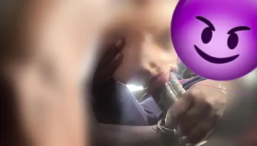 Sevimli büyük dudaklar beni boğazına sertçe boşaltıyor