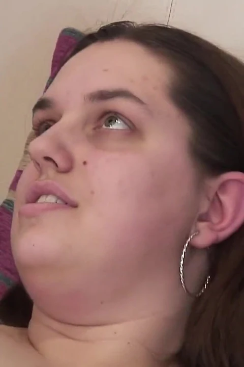 Azgın orta yaşlı seksi kadın amcığını yalatıyor ve sonra sert bir sikiş için eğiliyor