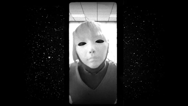 Maskeli sanat evinde karanlık sapkın kadın