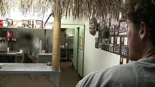Şehvetli üvey anne en sevdiği restoranda sikişiyor
