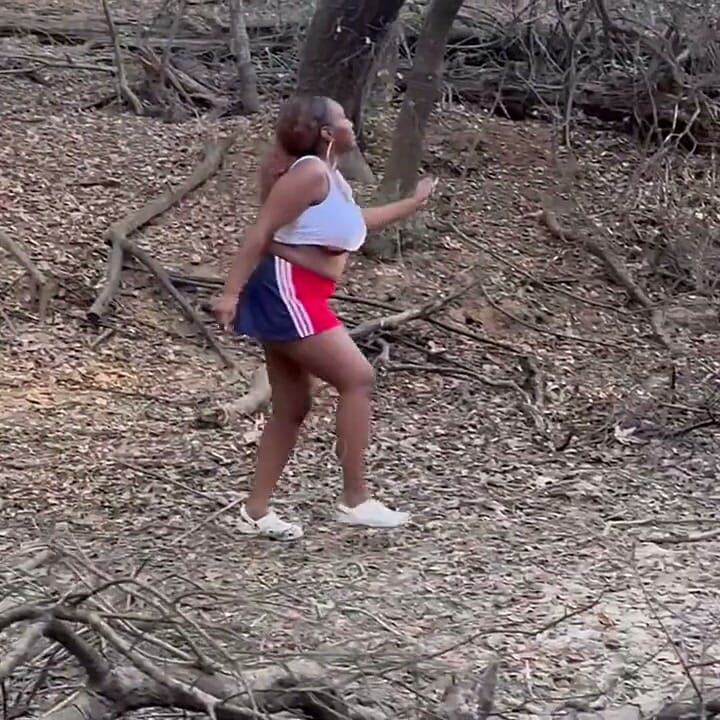 Hamile zenci tanrıça açık havada çiş