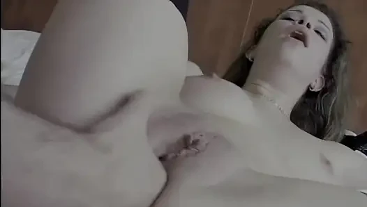 Bu Genç Orospu Için Anal Yumruk Ve Kocaman Bir Penis Poposuna Girdi.