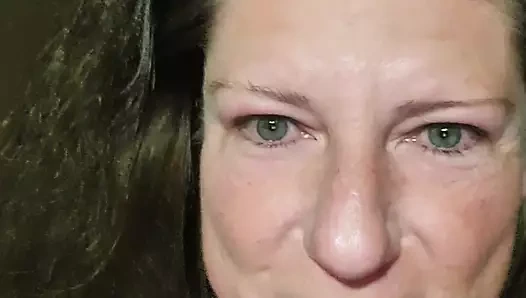 Uyumak için mastürbasyon yapan en seksi Amerikalı orta yaşlı seksi kadından yatma zamanı hikayesi