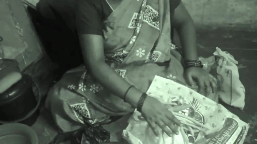 Teyze evde çalışıyor göğüsleri kocasına bastırıyor