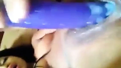 Asya kız squirts ona kremsi meyve suları ile yapay penis