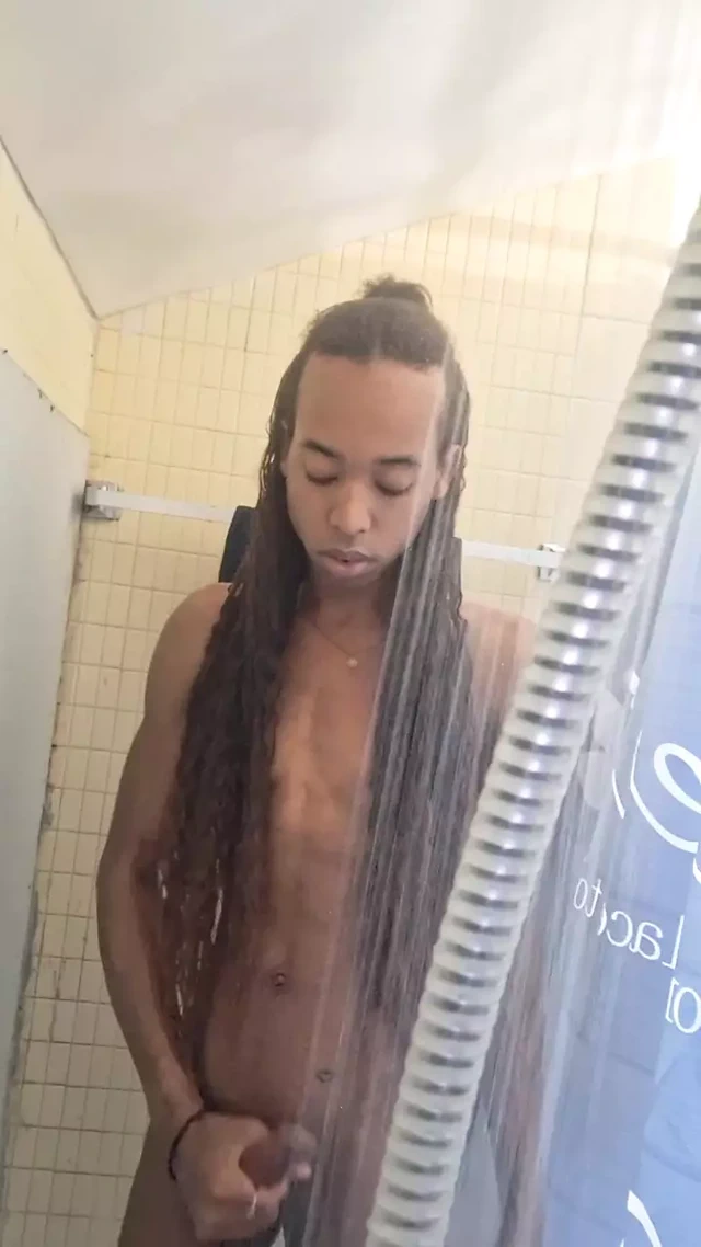 Duşta mastürbasyon yapıyor