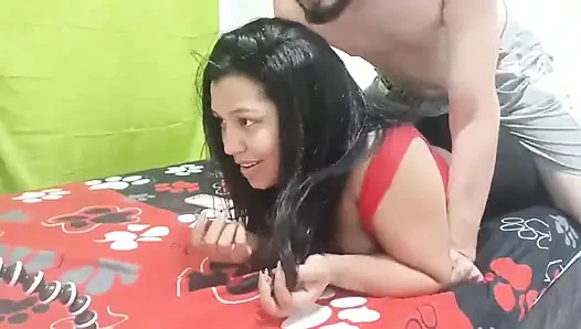 New York Abd'li 18 yaşındaki esmer büyük sarkık memeler üvey erkek kardeşinin büyük yarağını sikiyor