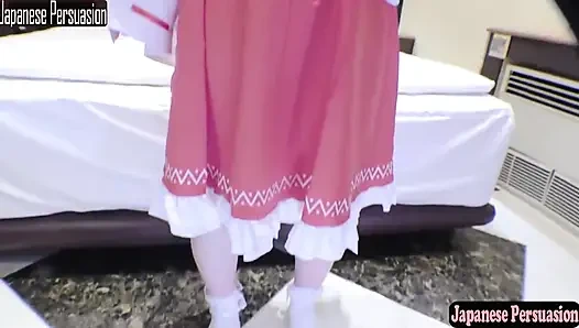 İnce aşağılayıcı tarzı giyimli kız cosplayer tekrar reimu tapınak kızı olarak sessiz cazibesini gösteriyor 2