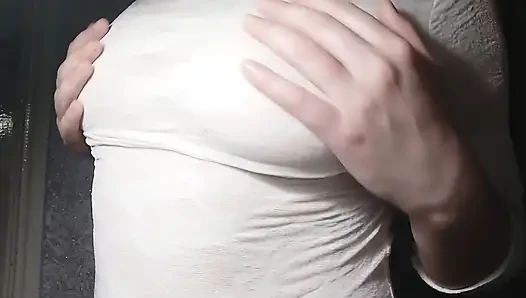 Seksi kız sıkı doğal göğüsleri ve meme uçlarıyla oynuyor - ağır çekim - harika solo mastürbasyon