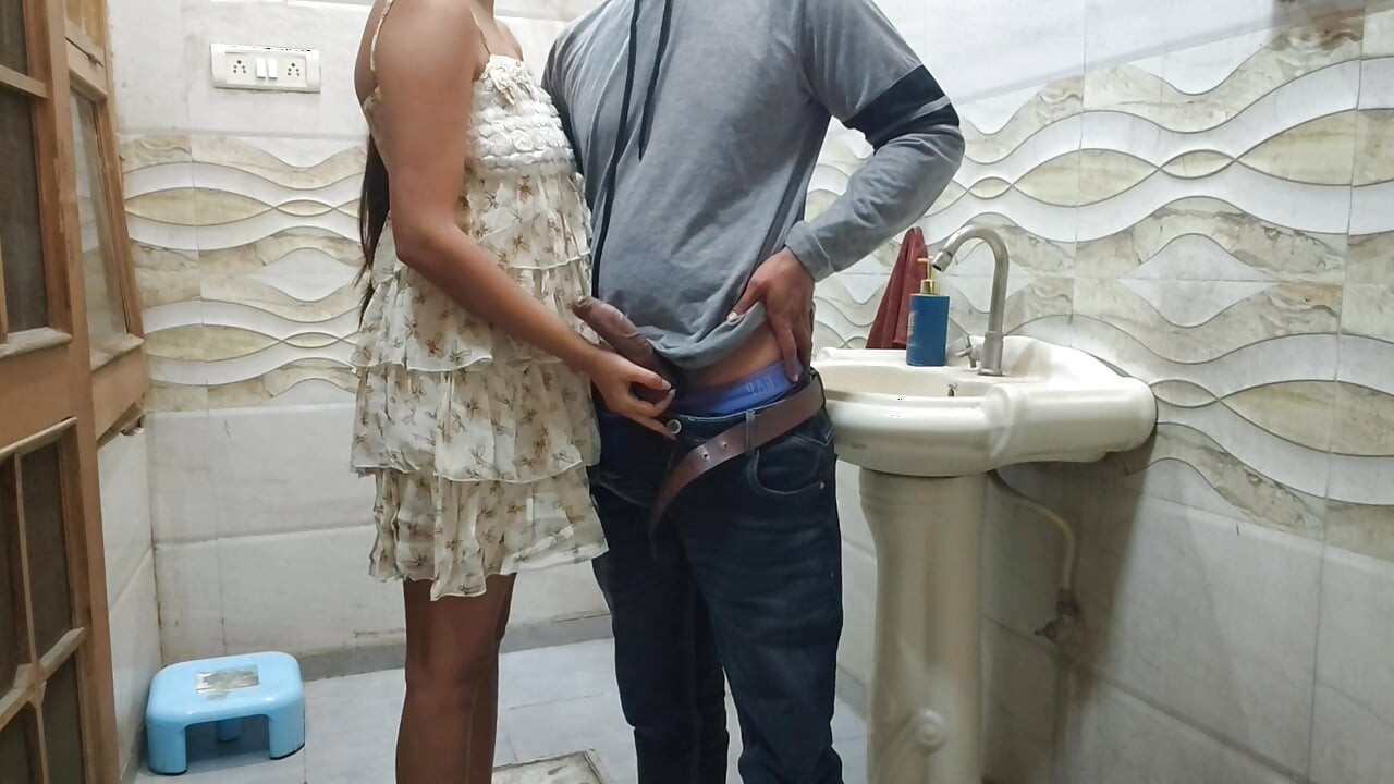 Hintli üvey baba genç 18+ üvey kızını tek başına sigara içerken görünce cezalandırıyor