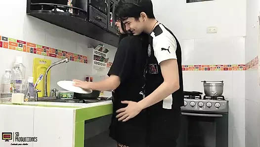 Azgın üvey kız kardeşimi mutfakta buluyorum - bölüm 1 - İspanyolca porno