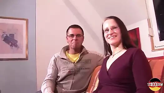 Bu azgın esmer hatun büyük bir yarağa binmeyi seviyor