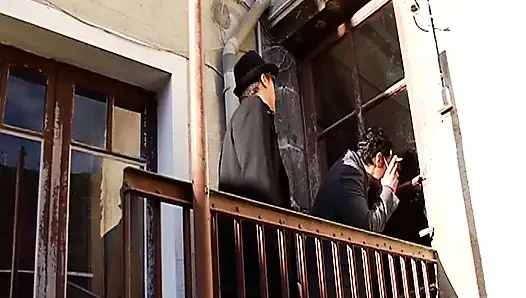 Fransız lezbiyen sürtükler barda yalayarak eğleniyor