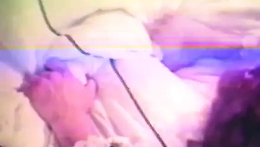 Klasik domina götü büyük bir dildoyla sikiliyor