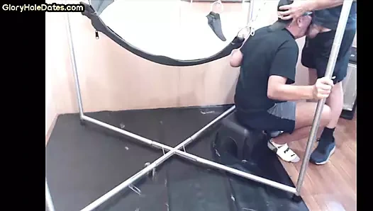 Sling'deki açgözlü dilf gırtlağına kadar sakso çektikten sonra sikiliyor