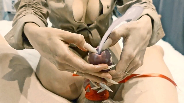 Orta yaşlı seksi kadın daha kolay boşalması için üvey oğlunun üretrasını genişletiyor.