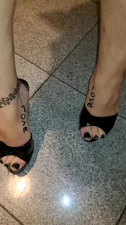 JoanaloveTs harika ayaklarını ve sulu yarağı gösteriyor