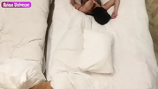 Ntr Şoku. Erkek arkadaşının önünde, bir güzellik amansız üçlü bir harekete itilir ve bu son terli ve yoğun bir sonla sonuçlanır