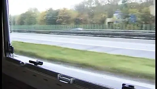 Sarışın genç kız üçlü grup sekste arabada sikiliyor