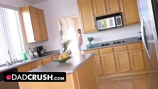 DadCrush - Lütfen, bana dokun üvey baba! Parmaklarını amcığımın derinliklerine sok! Yarağına ihtiyacım var!