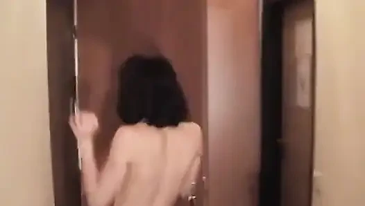 Lili Chilli pürüzsüz tıraşlı amcığını sıvazlıyor