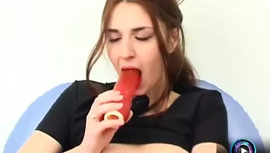 Ateşli kadının lezzetli amından aşağı ve yukarı büyük yapay penis